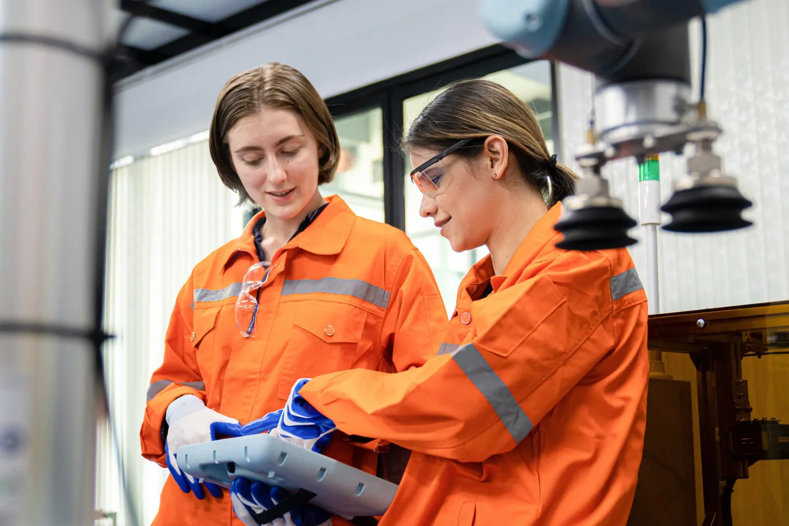 Technische medewerkers overleggen bij een installatie