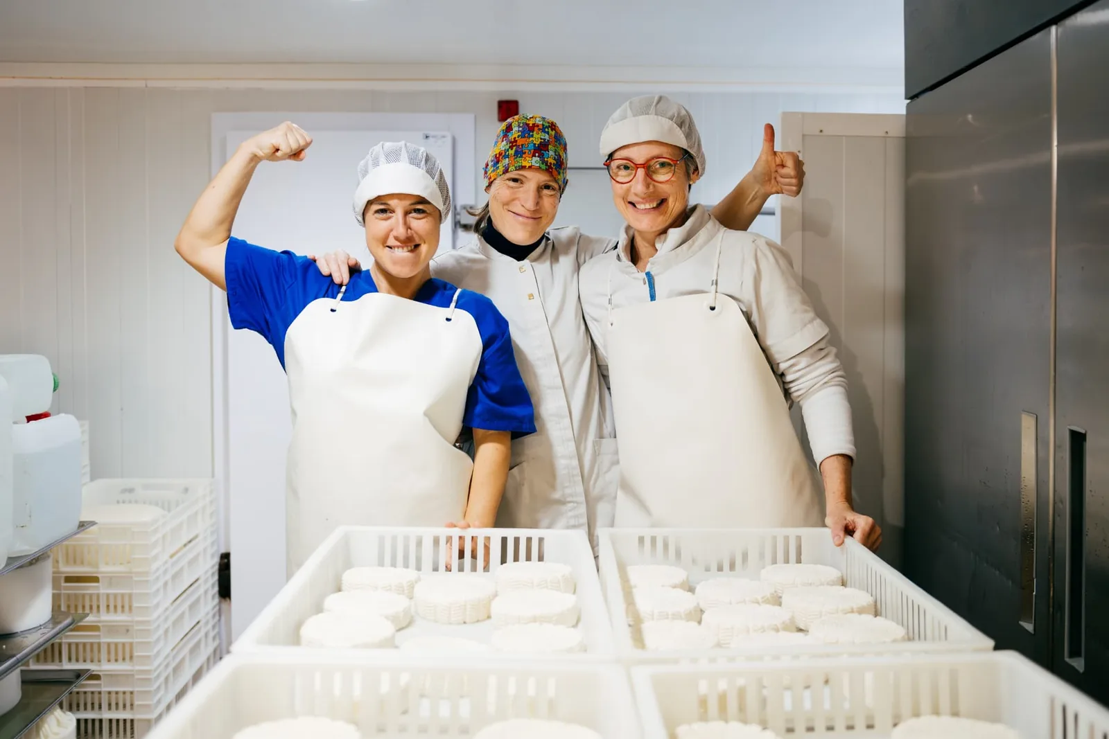 Medewerkers in beschermende kleding werken samen in de voedselproductie